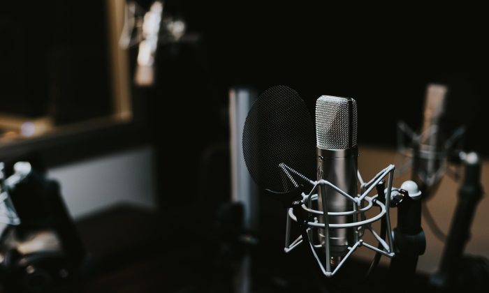 电竞战队选手在赛前休息区调试设备，屏幕上显示对阵信息